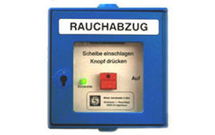 Blauer Auslöseknopf für den Rauchabzug mit der Aufschrift „RAUCHABZUG“. In der Mitte befindet sich eine Glasscheibe mit Hinweis „Scheibe einschlagen, Knopf drücken“ und einem roten Knopf zur manuellen Auslösung.